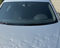 Hagelschaden verursachen unschöne Dellen in Motohaube und im Dach Ihres Fahrzeugs. Mit der PDR Technik behebt der Beulendoktor diese ohne Schaden am Lack.