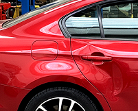 So kann eine Beule am Kotflügel Ihres Autos aussehen.